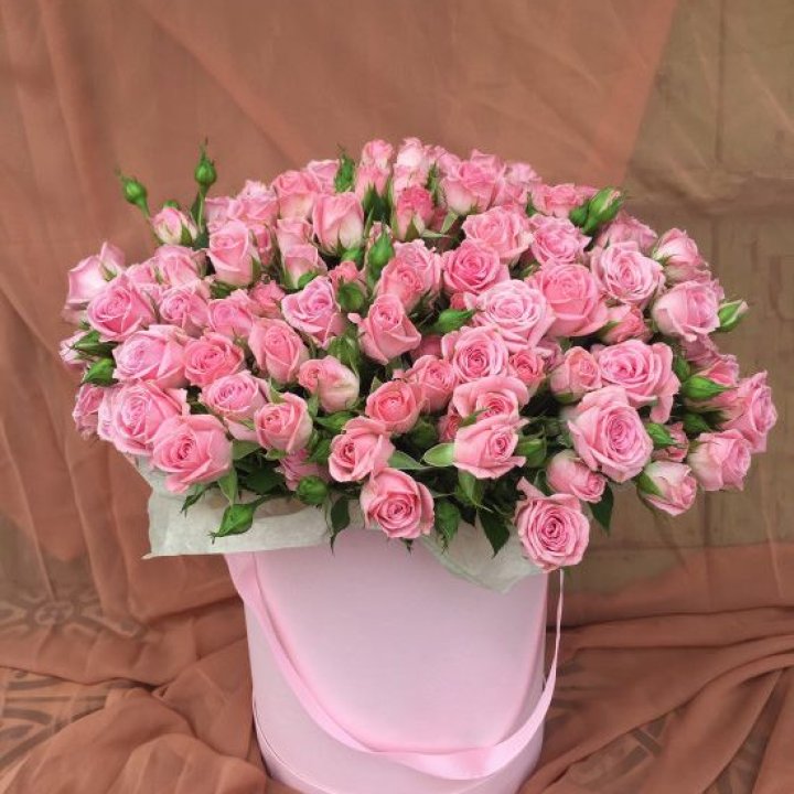 Кустовые розы в коробке в Белгороде