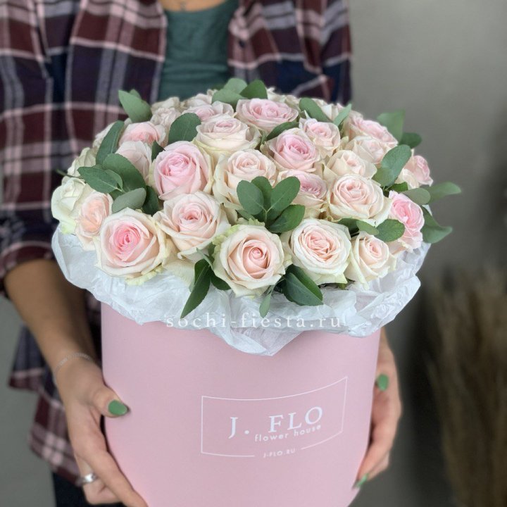 35 розовых роз в цилиндре в Белгороде