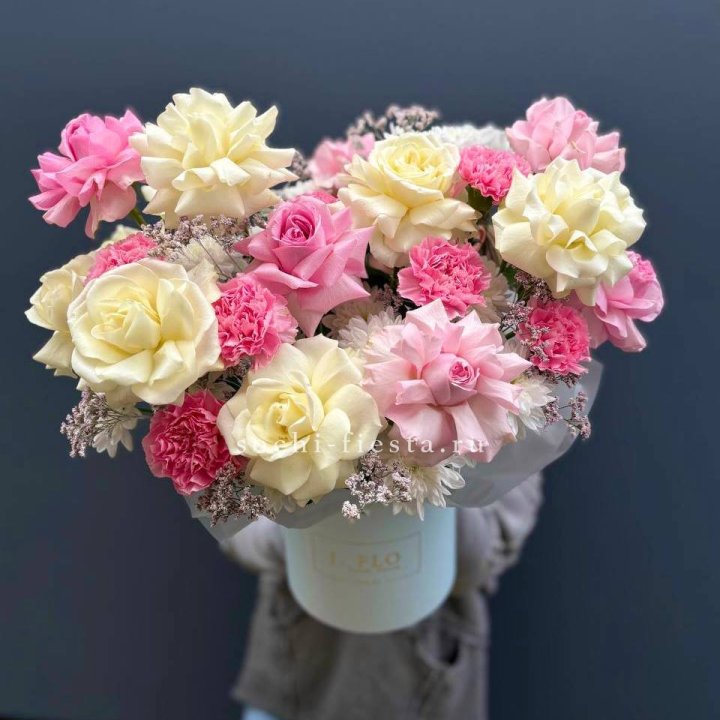 Коробка французских роз и диантусов "Бони" в Белгороде