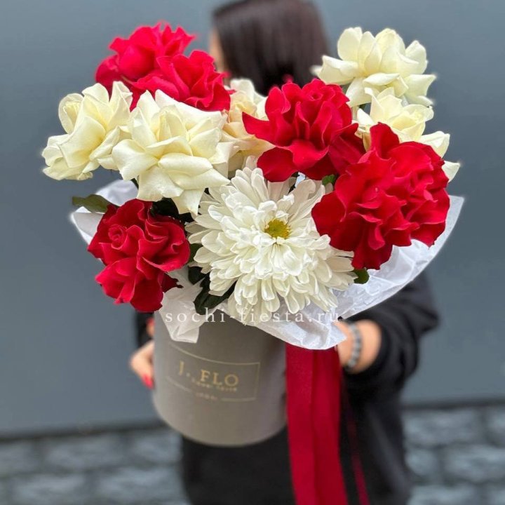 Французские розы с хризантемой в боксе в Белгороде