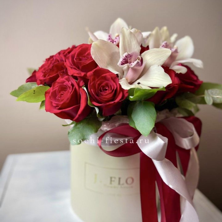 Розы и орхидеи в боксе в Белгороде