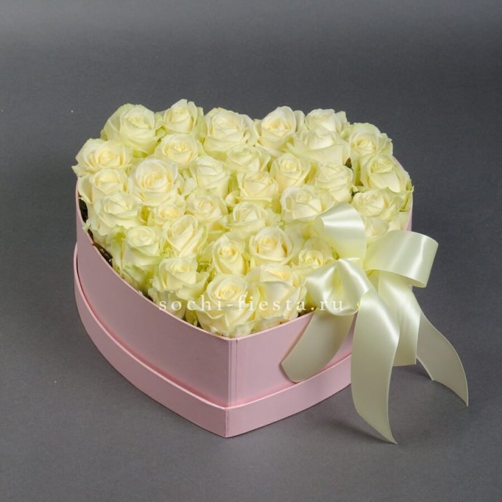 35 белых роз в коробке "Сердце" в Белгороде