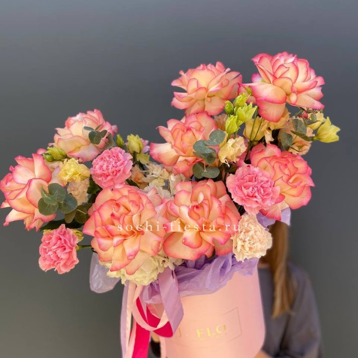 Бокс нежный с розами в Белгороде