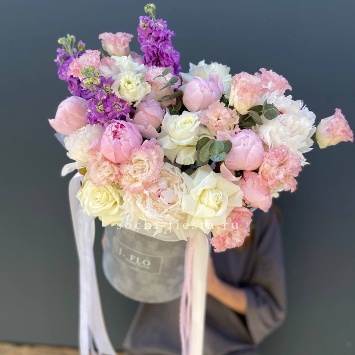 Дизайнерский цилиндр с пионами "Ривьера" в Белгороде