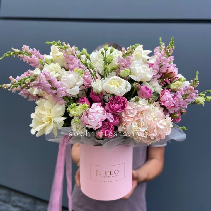 Дизайнерский цилиндр с пионами "Саманта" в Белгороде