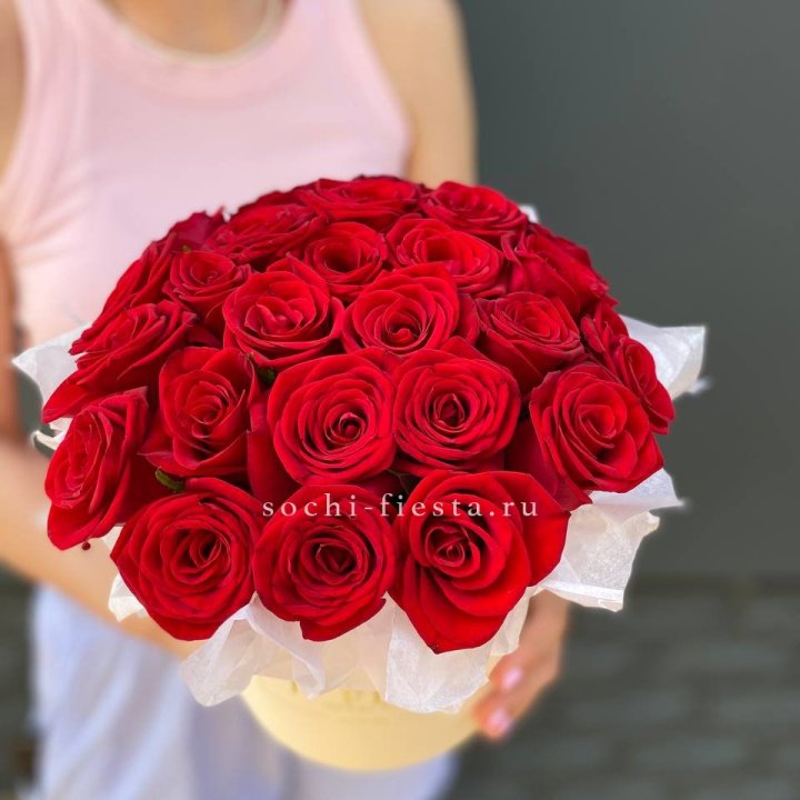 Красные розы в цилиндре в Белгороде