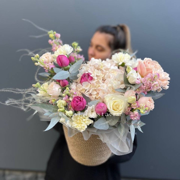 Цветочная композиция в джутовом боксе  в Белгороде