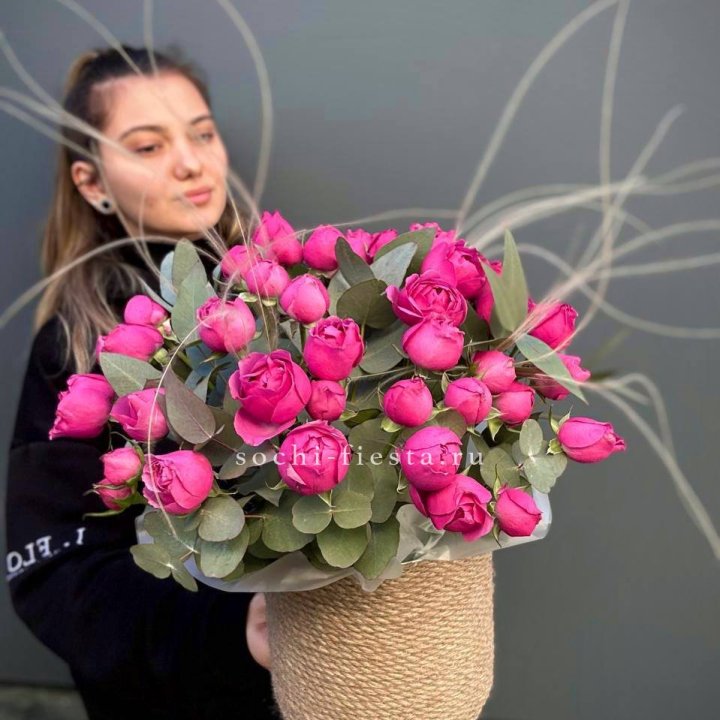 Пионовидные розы Мисти Бабблс в джутовом кашпо в Белгороде