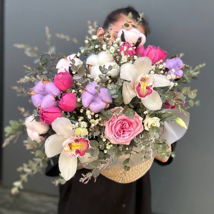 Орхидея и розы в джутовом кашпо в Белгороде