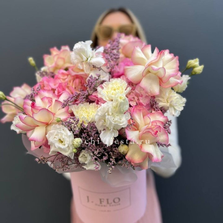 Цветочная композиция "Глория" в боксе в Белгороде