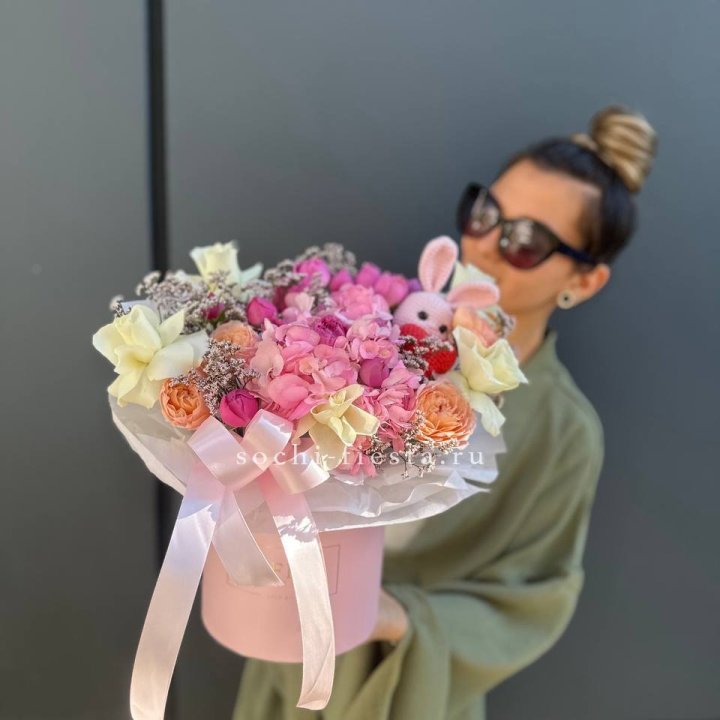 Дизайнерский цилиндр с игрушкой "Лола" в Белгороде