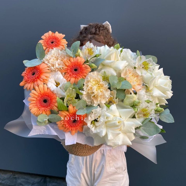 Розы и герберы в джутовом кашпо "Георгино" в Белгороде