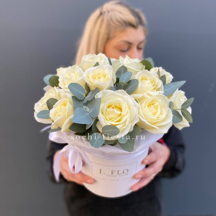 15 белых роз в боксе в Белгороде