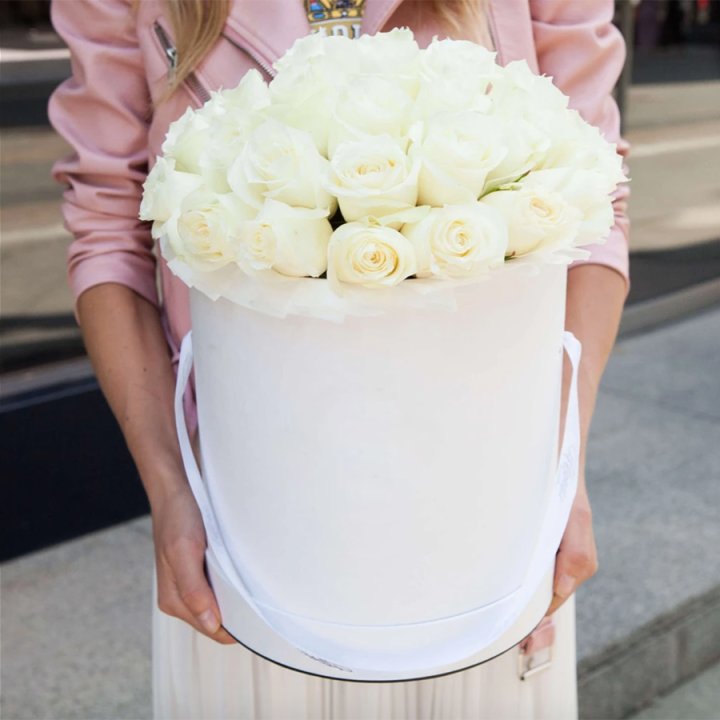 35 белых роз в цилиндре в Белгороде