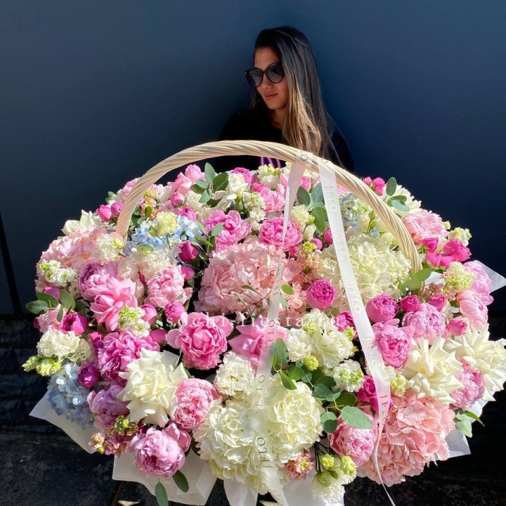 Цветочная корзина из пионов и пионовидных роз "Перфекте" в Белгороде