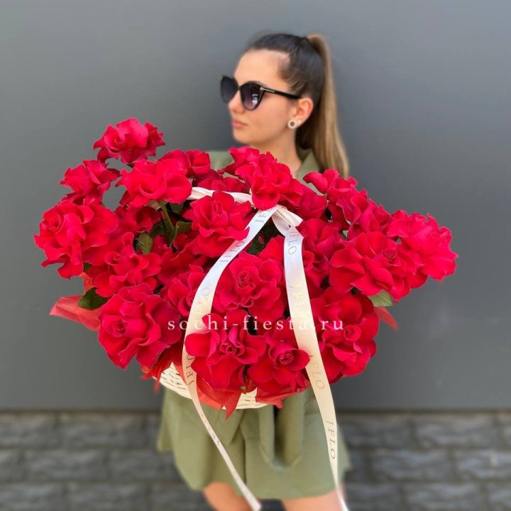 Красные французские розы в корзине в Белгороде