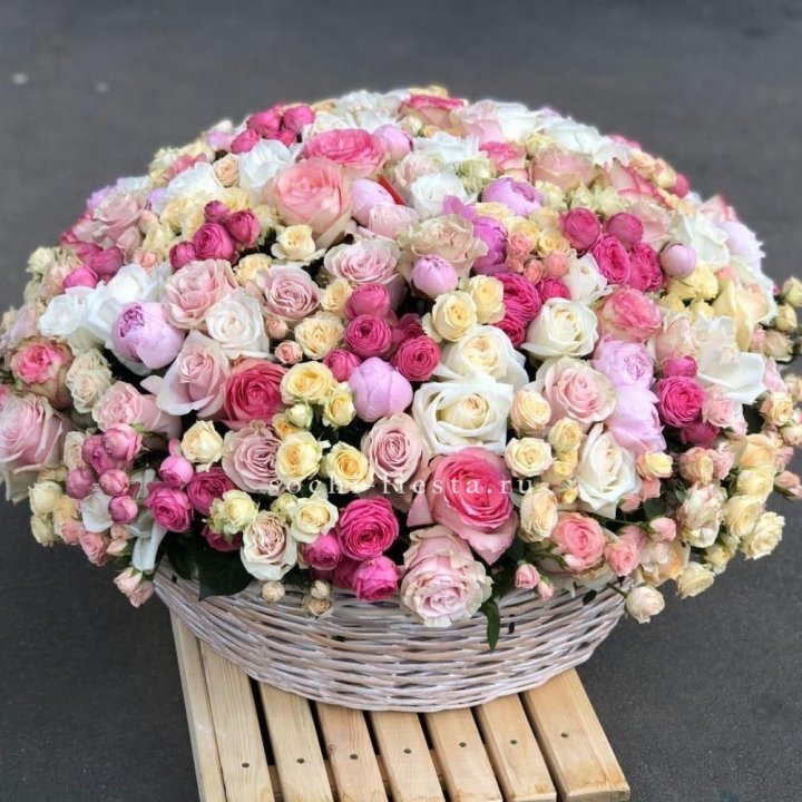 Цветочная корзина из пионов и пионовидных роз "Юниверсити" в Белгороде