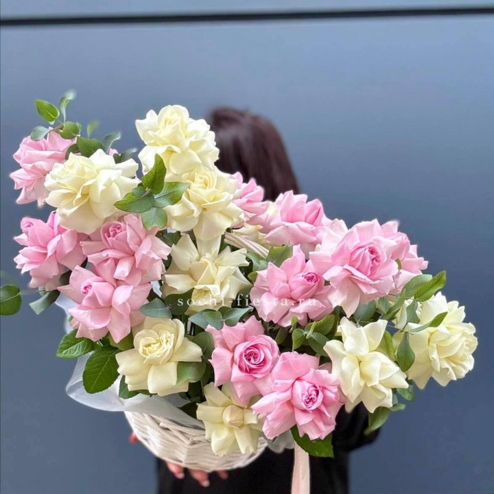 25 Французских роз в корзине в Белгороде