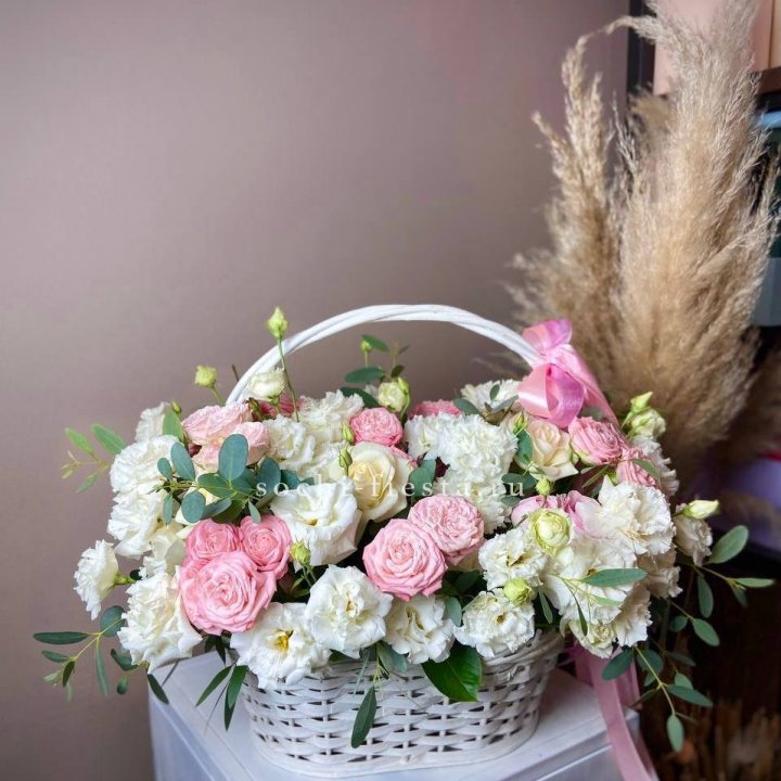 Цветочная корзина "Пинки вайт" в Белгороде