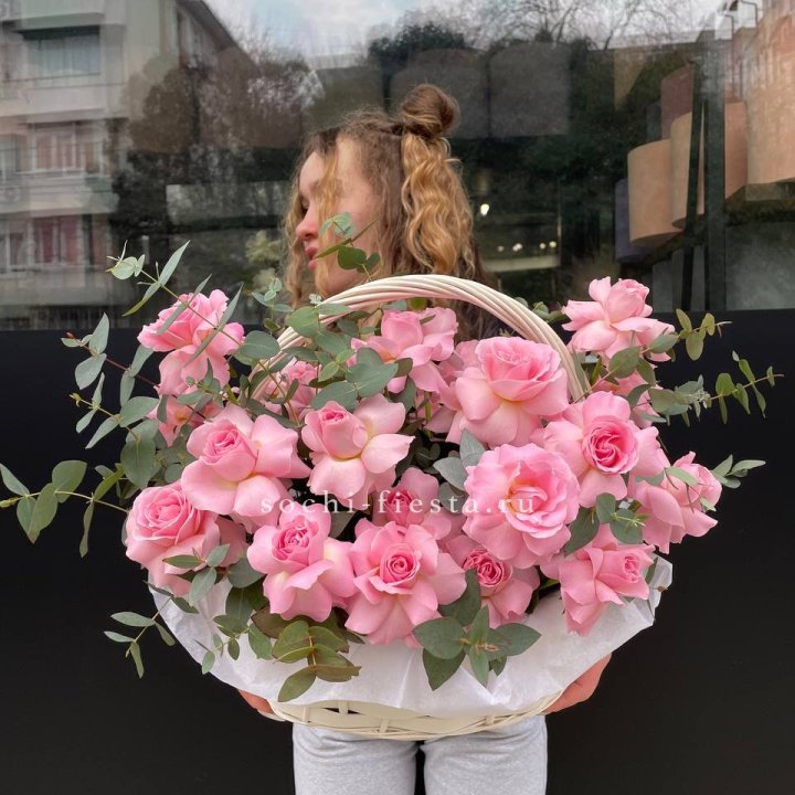 25 роз в цветочной корзине  в Белгороде