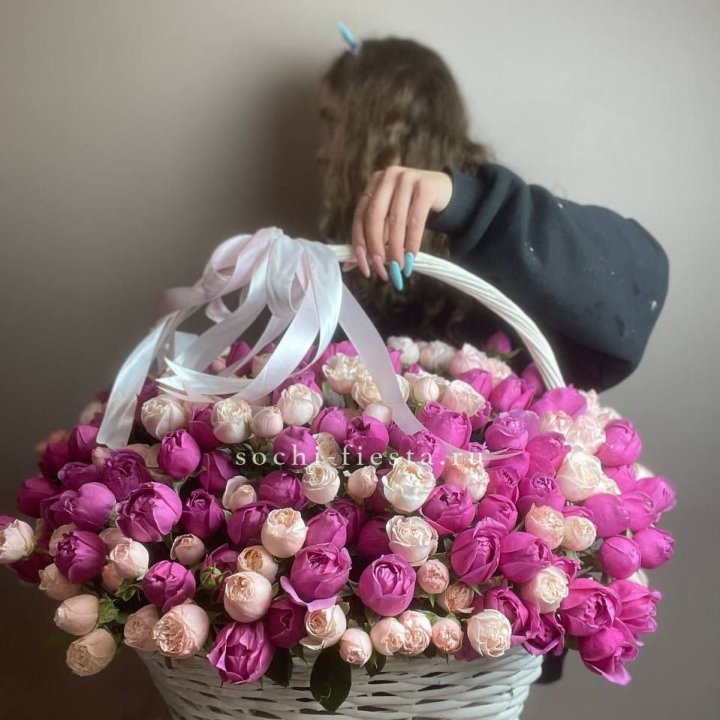 Премиум корзина пионовидных кустовых роз в Белгороде