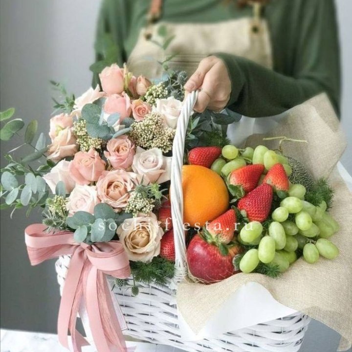 Фруктовая корзина c цветами в Белгороде