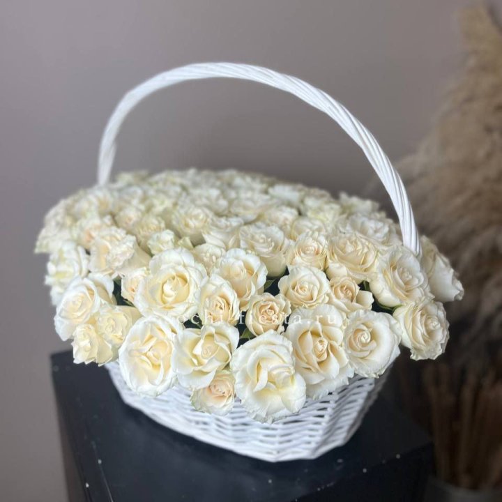 101 белая роза в корзине в Белгороде