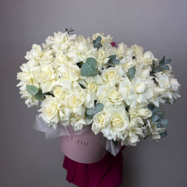 37 белых роз в боксе в Белгороде