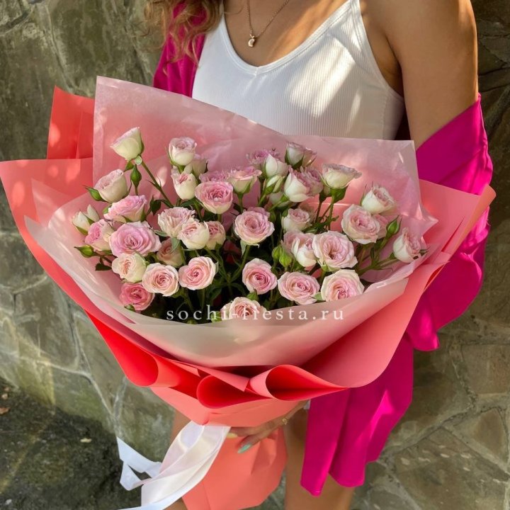 Розовые кустовые розы в Белгороде