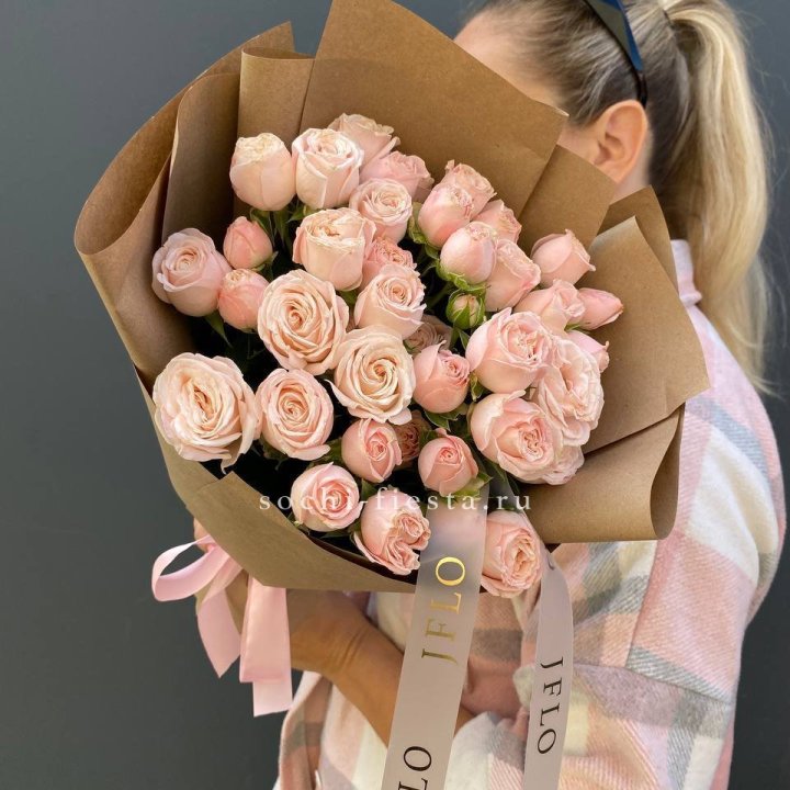 Кустовые розы Бомбастик в крафте в Белгороде