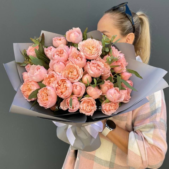 Букет с пионовидными розами "Пивайн" в Белгороде