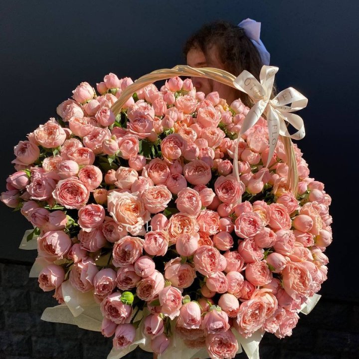 Корзина из пионовидных роз в Белгороде