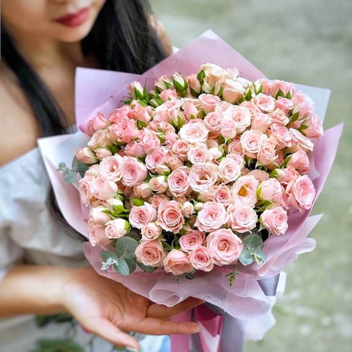 Кустовые розы с эвкалиптом в Белгороде