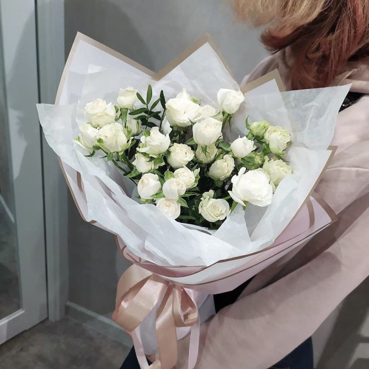 Белоснежные кустовые розы в Белгороде