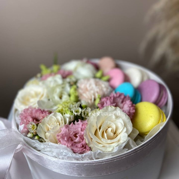Цветы в цилиндре с макаронс "Прованс" в Белгороде
