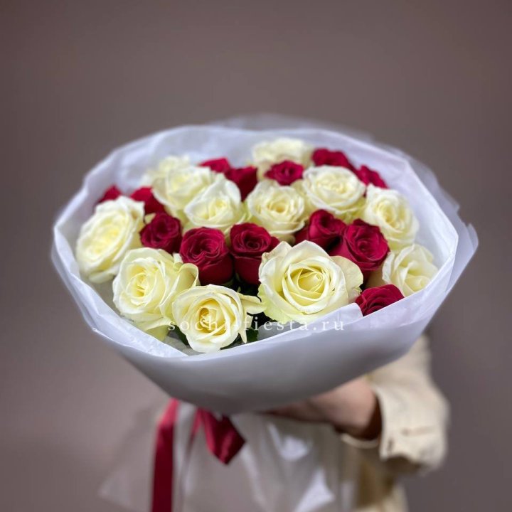 Букет их красных и белых 25 роз в Белгороде