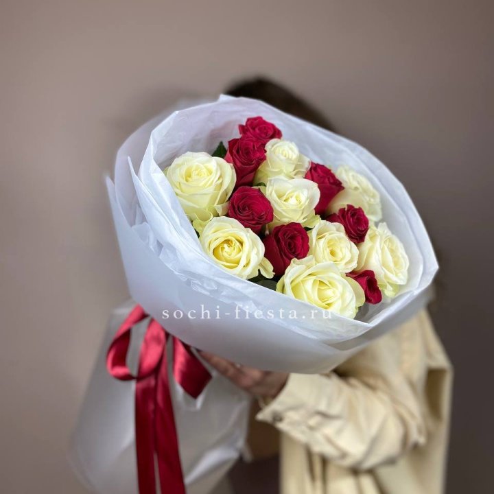 Букет из красных белых 15 роз в Белгороде