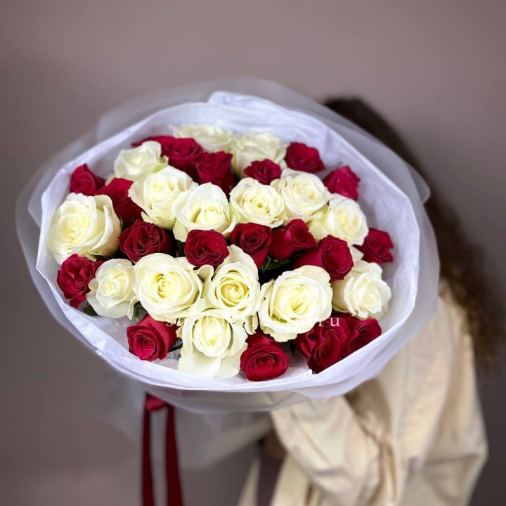 Букет из красных белых 35 роз в Белгороде