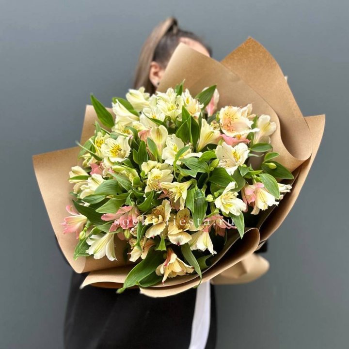 Букет альстромерий в крафте в Белгороде
