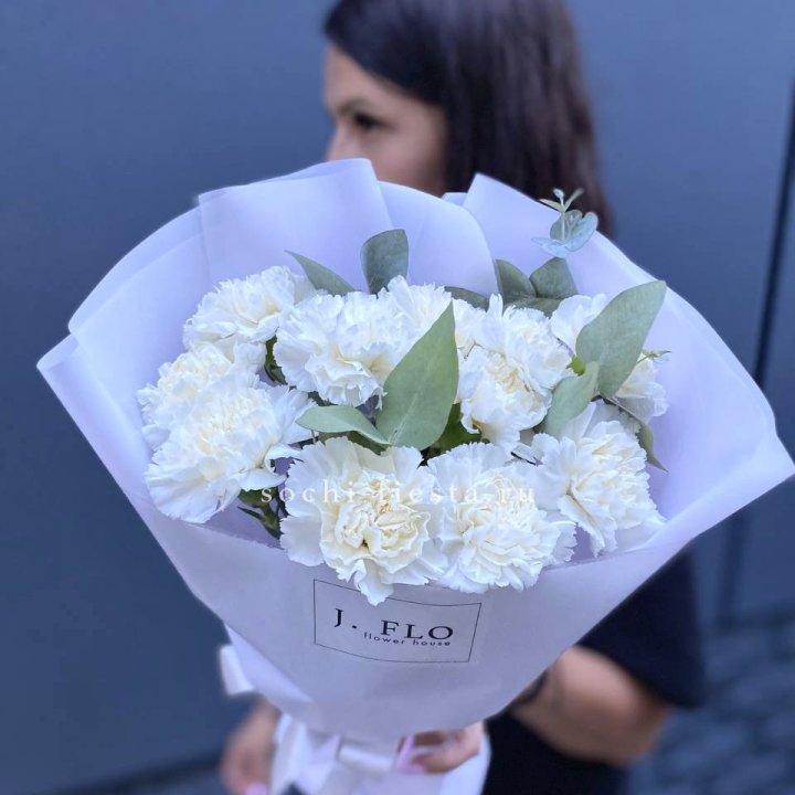 Букет белых диантусов с эвкалиптом в Белгороде