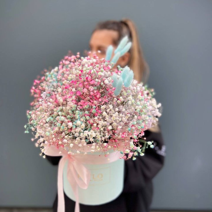 9 Радужных гипсофилы в шляпной коробке в Белгороде