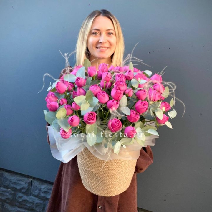 Пионовидные розы  в джутовом кашпо  в Белгороде