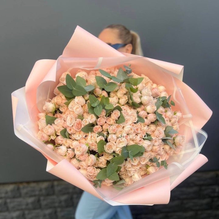 101 кустовая роза с эвкалиптом в Белгороде