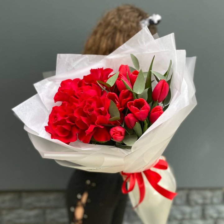 Дуо тюльпаны и розы в Белгороде