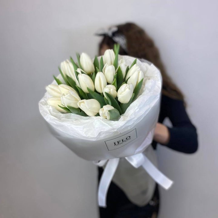  19 белых воздушных тюльпанов в Белгороде