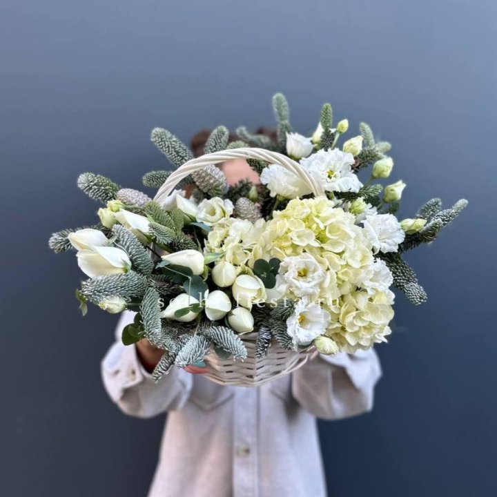 Новогодняя корзина с цветами в Белгороде