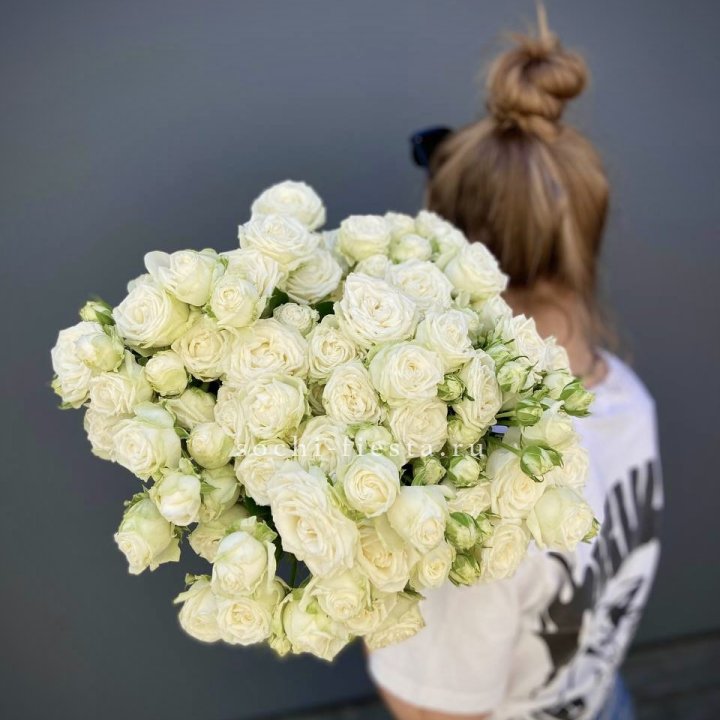 Охапка кустовых роз бомбастик  в Белгороде