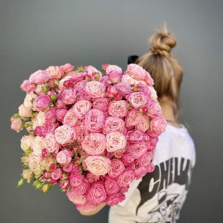 Охапка кустовых роз бомбастик пинк в Белгороде