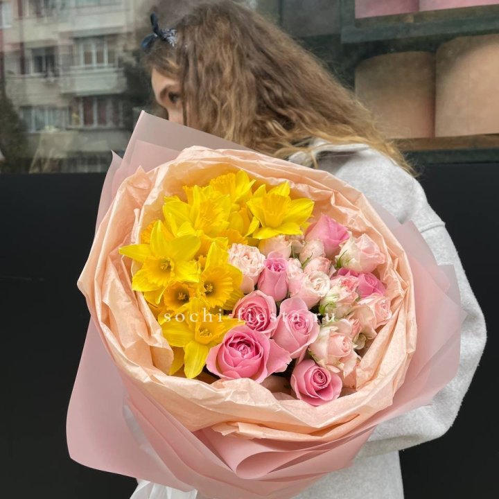 Букет роз и нарциссов в Белгороде