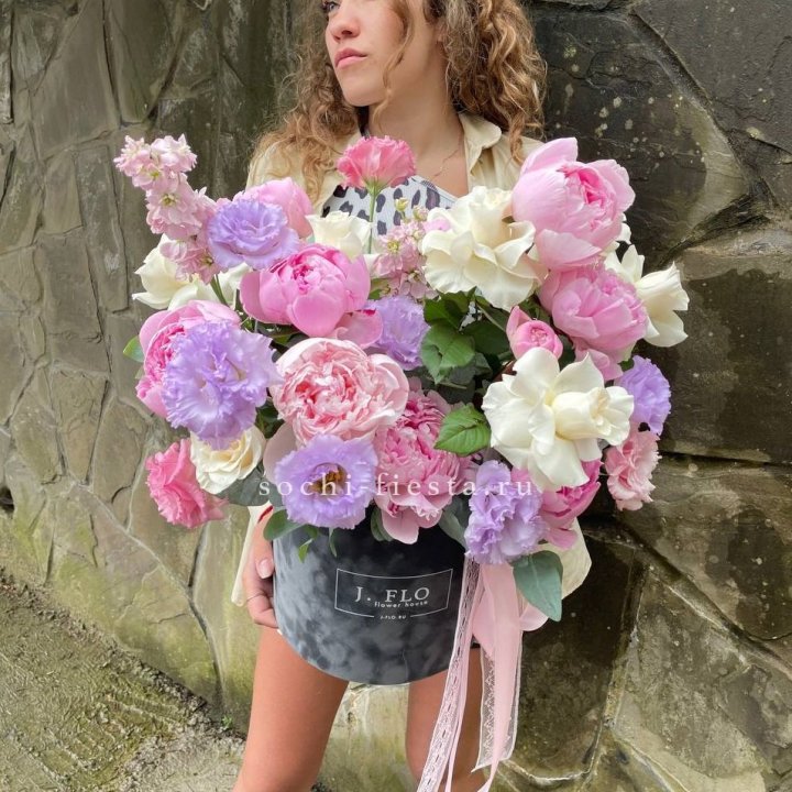 Дизайнерский цилиндр с пионами в Белгороде